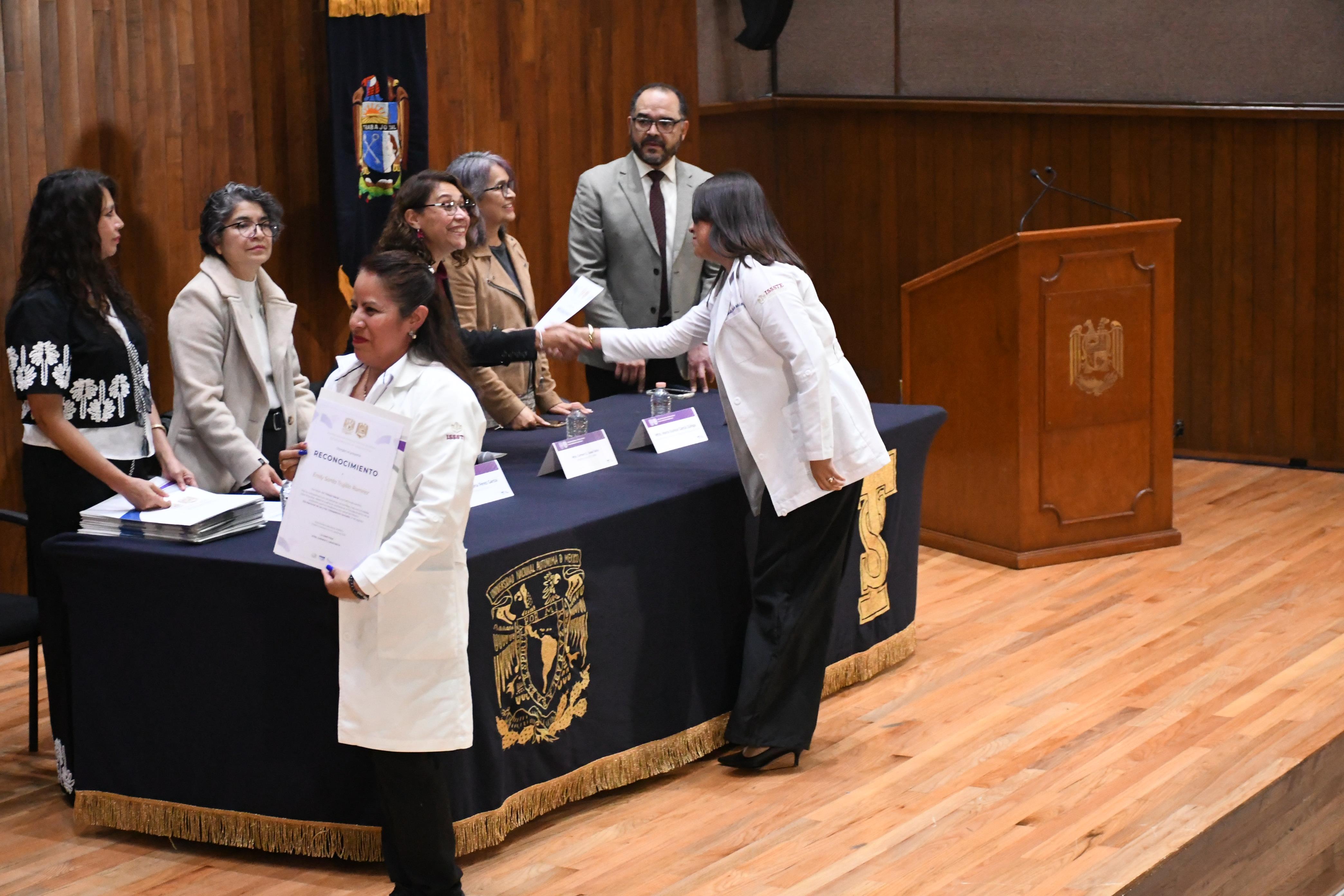  Entrega de Reconocimientos a Trabajadoras Sociales del ISSSTE, en la Escuela de Trabajo Social UNAM